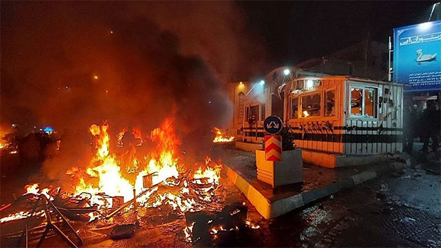 Tại sao các nhà thờ Hồi giáo lại bốc cháy ở Tehran?